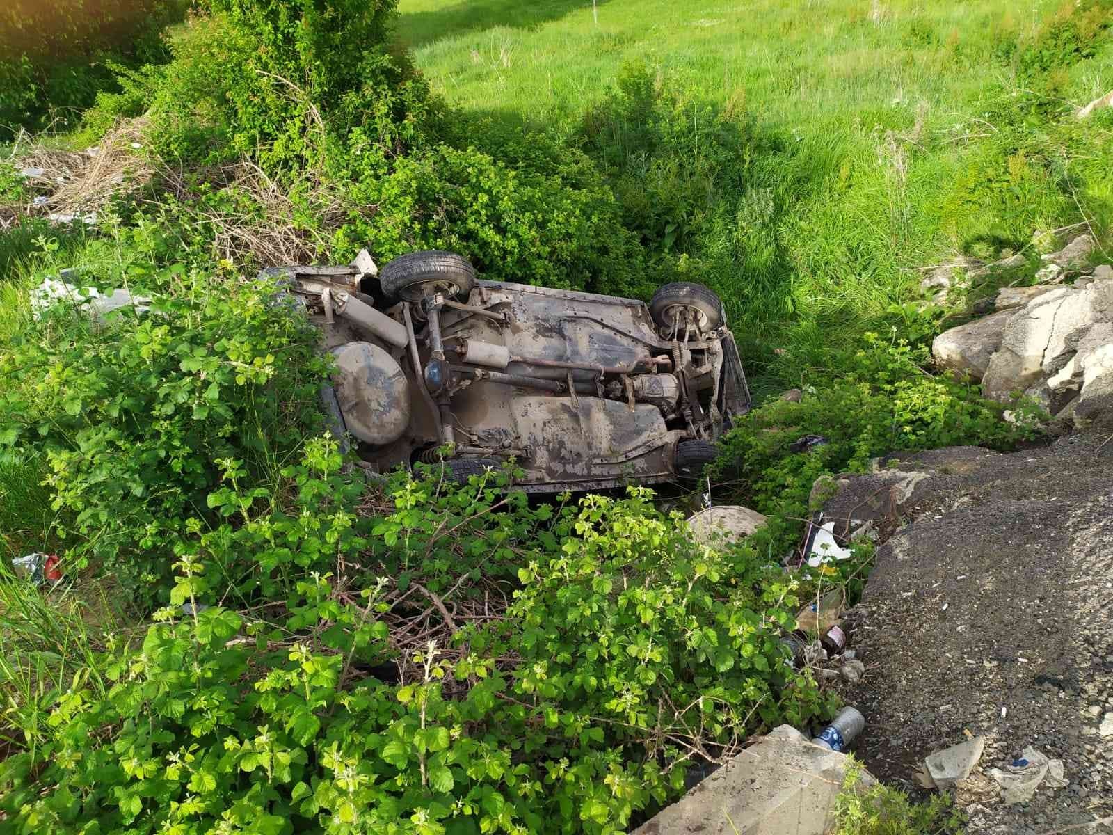KASTAMONU-TAŞKÖPRÜ KARAYOLU HACIBEY KAVŞAĞINDA YOLDAN ÇIKAN OTOMOBİL DEREYE YUVARLANDI. KAZADA
