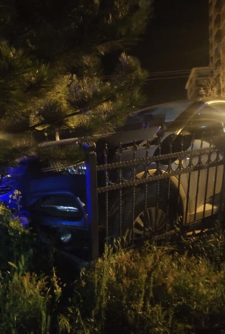 KASTAMONU’DA SÜRÜCÜSÜNÜN DİREKSİYON HAKİMİYETİNİ KAYBETTİĞİ OTOMOBİLİN PARK HAKİNDEKİ ARACA ÇARPMASI