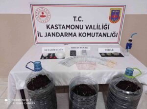 KASTAMONU’NUN HANÖNÜ İLÇESİNDE JANDARMA EKİPLERİ TARAFINDAN DÜZENLENEN OPERASYONDA, EVİNDE ÇOK