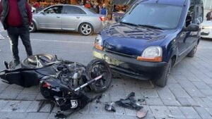 ZONGULDAK’IN ÇAYCUMA İLÇESİNDE KAVŞAKTAN DÖNMEK İSTEYEN OTOMOBİL İLE MOTOSİKLET ÇARPIŞTI.