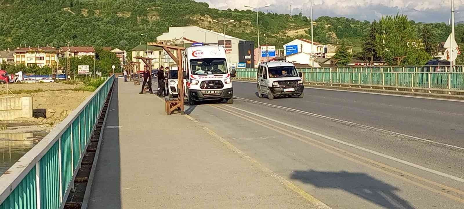 Köprüde intihar girişimini polis engelledi ZONGULDAK'IN ÇAYCUMA İLÇESİNDE BULUNAN FİLYOS NEHRİ ÜZERİNDEKİ KÖPRÜDE BİR KİŞİ
