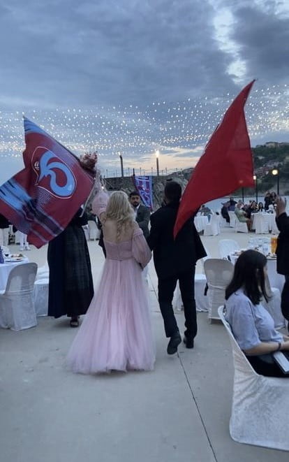 ZONGULDAKLI GENÇ ÇİFT TRABZONSPOR’UN ŞAMPİYONLUĞU SONRASINDA GERÇEKLEŞTİRİLEN TÖREN İLE NİŞANLANDI.