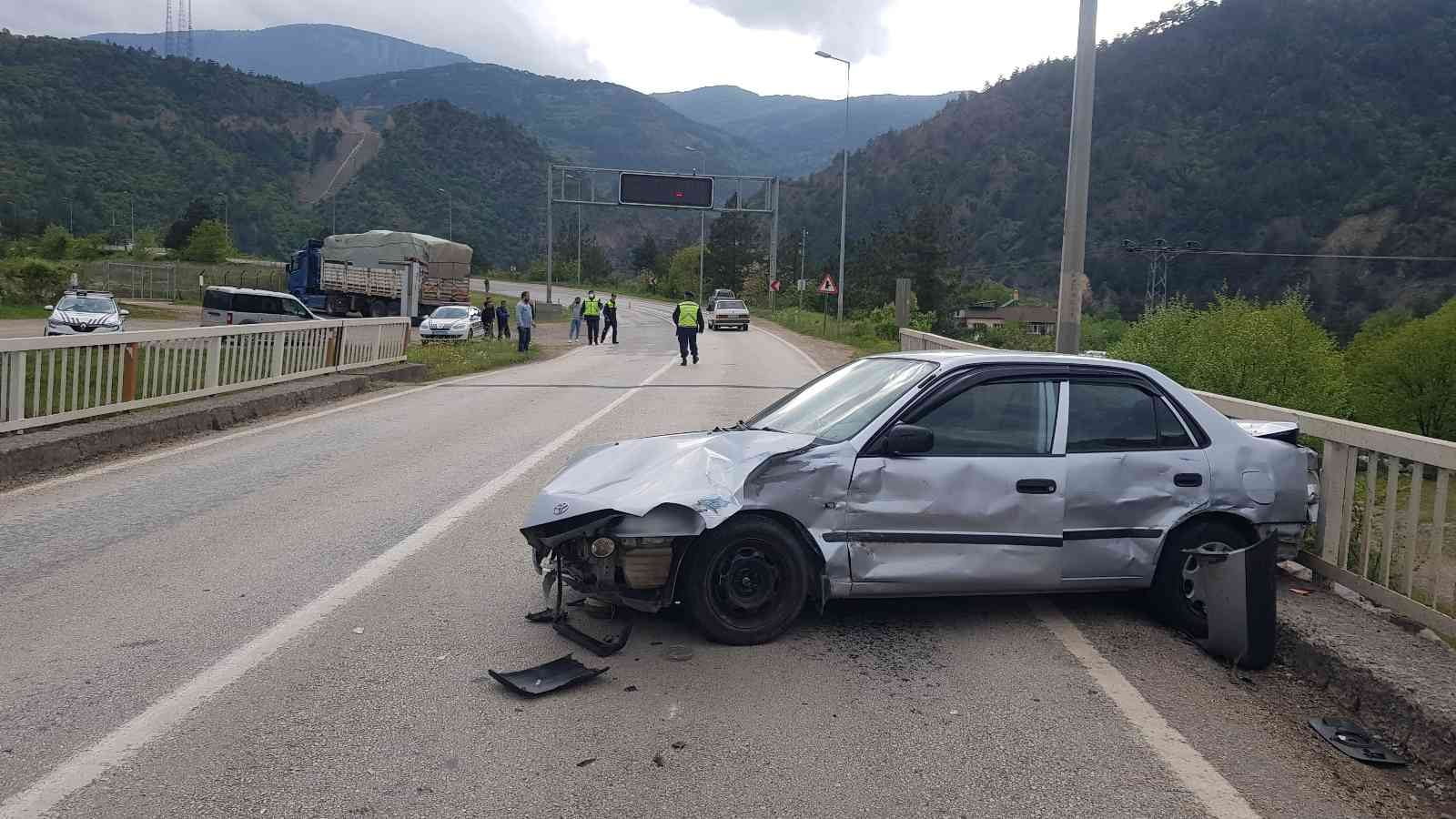 KARABÜK'TE ODUN YÜKLÜ TIRIN OTOMOBİLE ARKADAN ÇARPMASI SONUCU MEYDANA GELEN