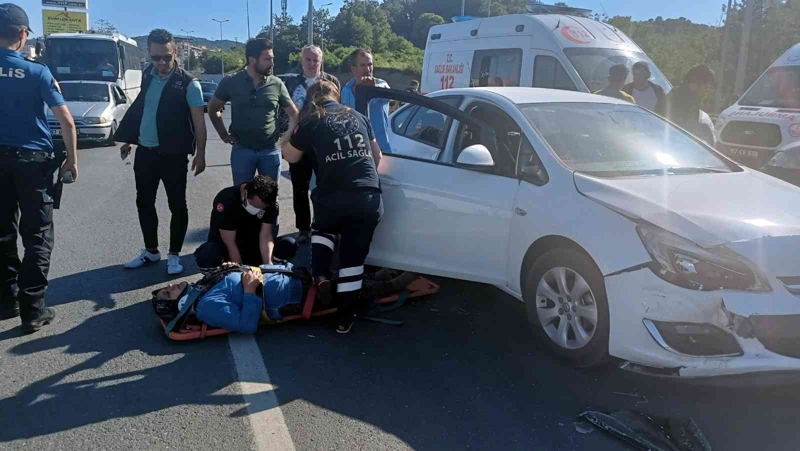 ZONGULDAK’IN EREĞLİ İLÇESİNDE OTOMOBİL İLE HAFİF TİCARİ KAMYONETİN ÇARPIŞMASI SONUCU