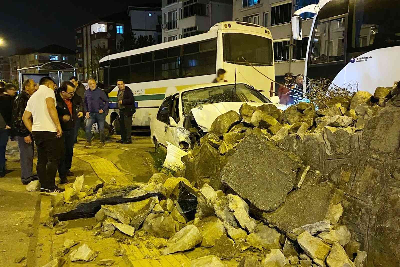 Otomobil karşı şeride geçip duvara çarparak durabildi ZONGULDAK’IN EREĞLİ İLÇESİNDE SÜRÜCÜSÜNÜN DİREKSİYON HÂKİMİYETİNİ KAYBETTİĞİ OTOMOBİL KARŞI ŞERİDE