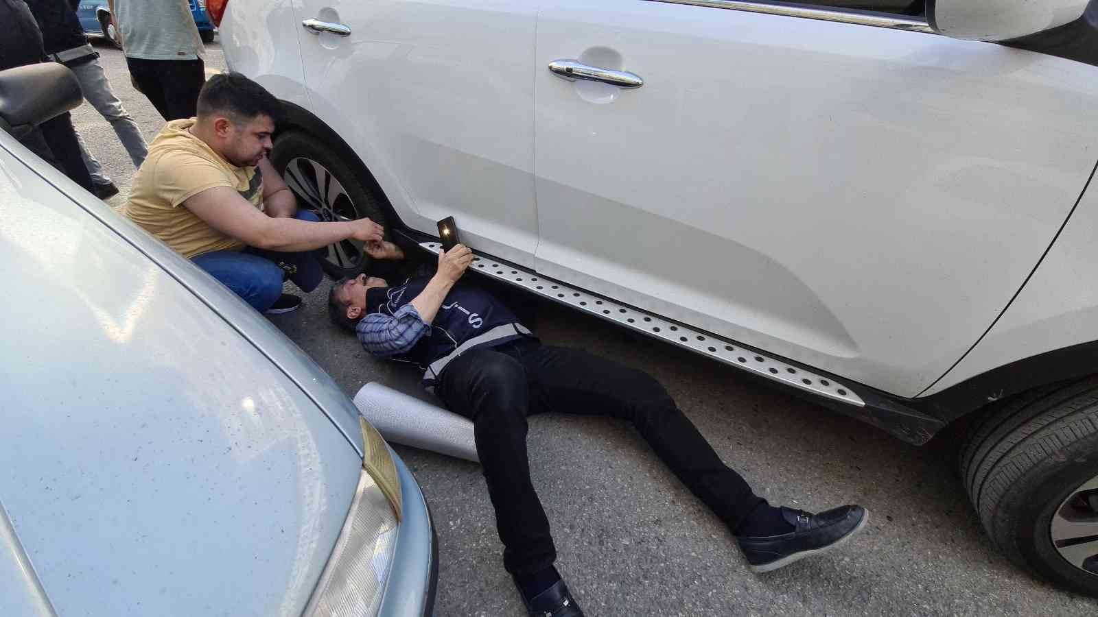 KARABÜK’TE PARK HALİNDEKİ BİR OTOMOBİLLERİN MOTOR KISMINA GİREN YAVRU KEDİYİ