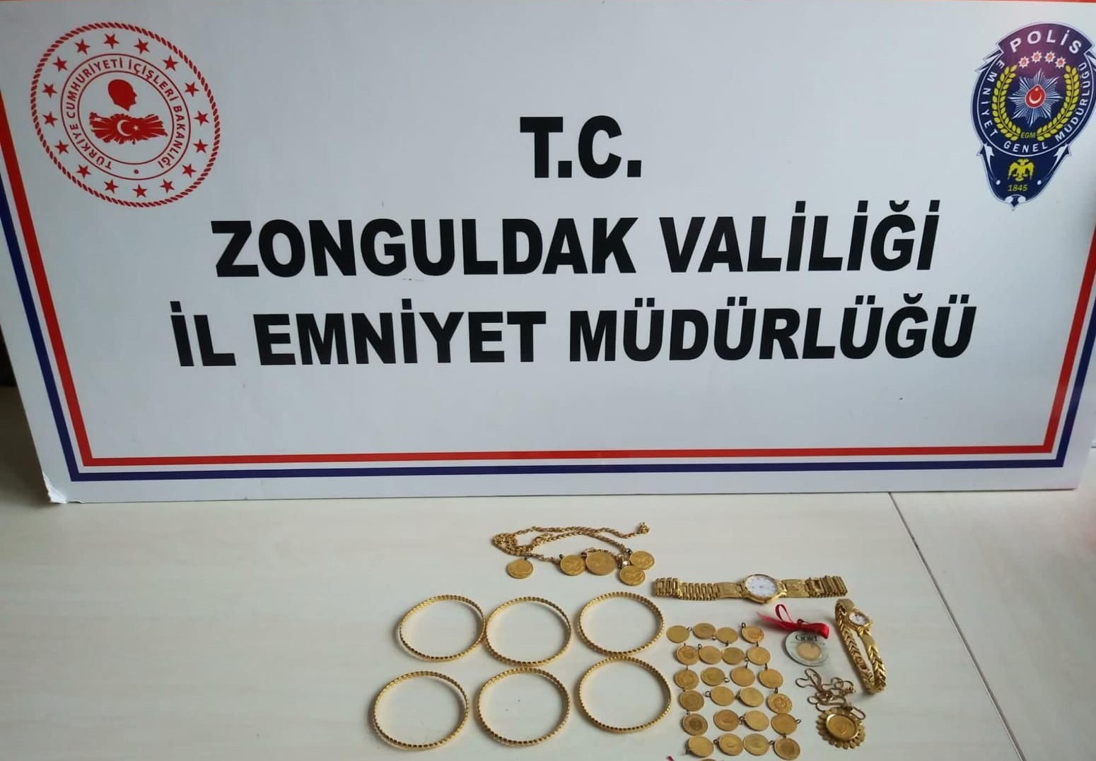 ZONGULDAK’DA  POLİSİN 'DUR' İHTARINA UYMAYARAK TELEFONLA DOLANDIRICILIK YAPAN 2
