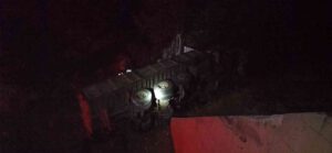 KASTAMONU’NUN ARAÇ İLÇESİNDE ŞARAMPOLE DEVRİLEN KAMYONUN SÜRÜCÜSÜ YARALANDI. İTFAİYE EKİPLERİ