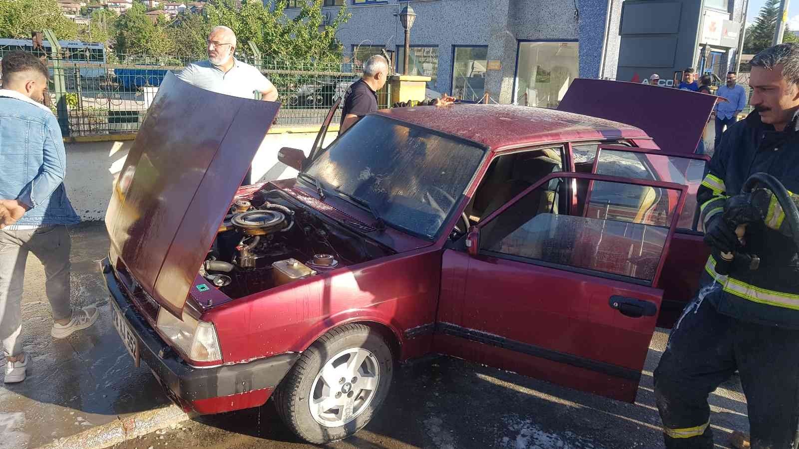 Seyir halindeki otomobil alev aldı KARABÜK’TE HAREKET HALİNDEYKEN MOTORU YANMAYA BAŞLAYAN OTOMOBİL, İTFAİYE EKİPLERİNCE SÖNDÜRÜLDÜ.