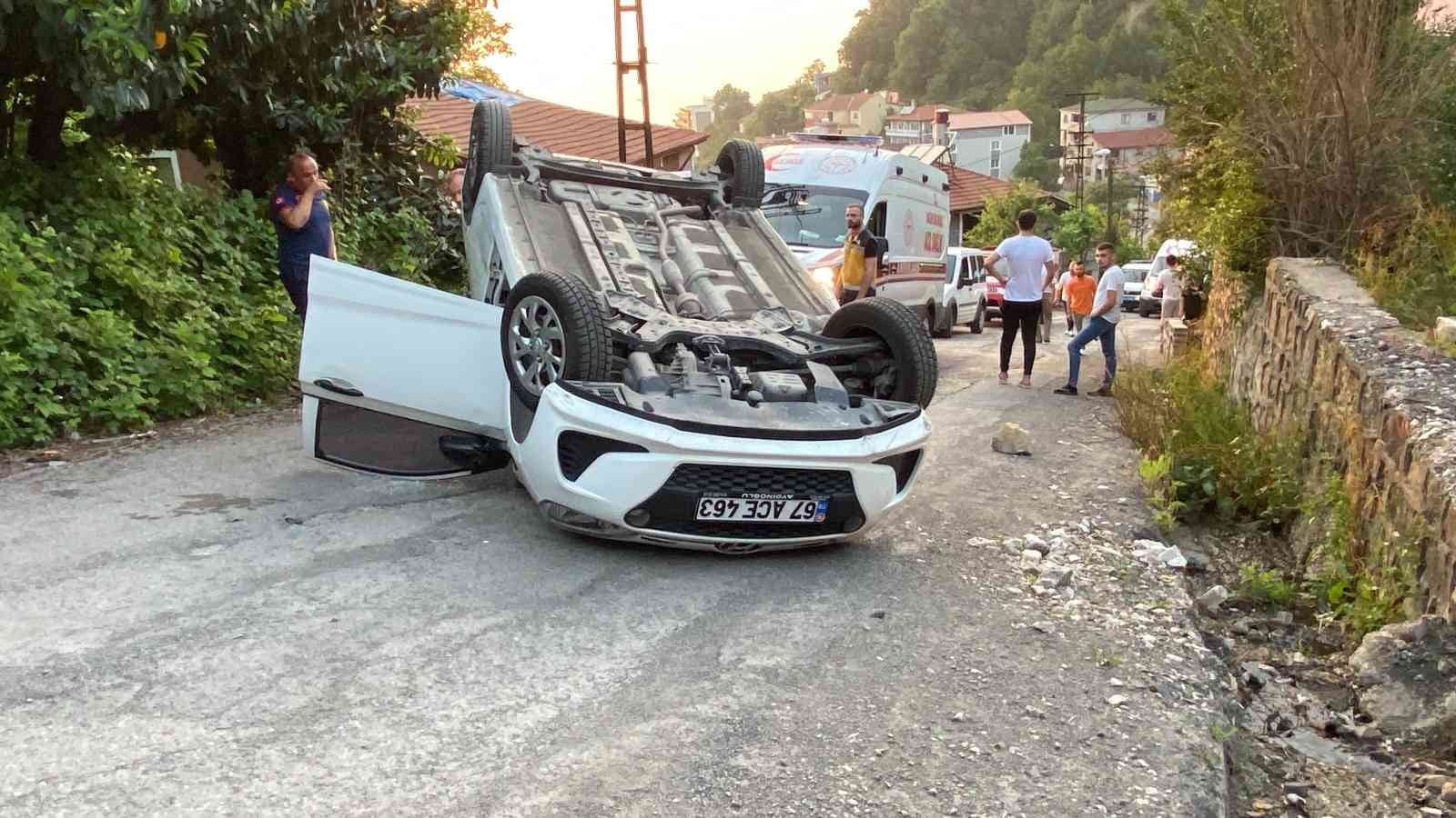 Takla atan araçtan yara almadan kurtuldular ZONGULDAK’TA KONTROLDEN ÇIKAN OTOMOBİL TAKLA ATTI. TERS DÖNEN ARAÇTAKİ İKİ