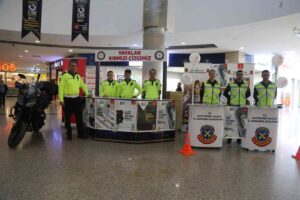 KASTAMONU'DA TRAFİK HAFTASI DOLAYISIYLA BİR ALIŞVERİŞ MERKEZİNDE STANT AÇAN KASTAMONU