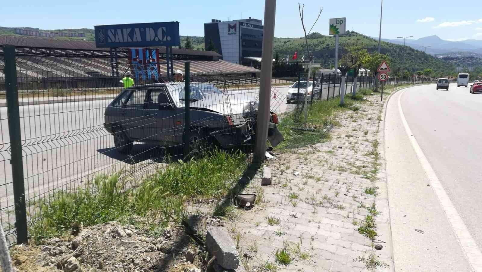 KARABÜK’TE YOLDAN ÇIKAN OTOMOBİL ORTA REFÜJE ÇIKARAK AYDINLATMA DİREĞİNE ÇARPTI.