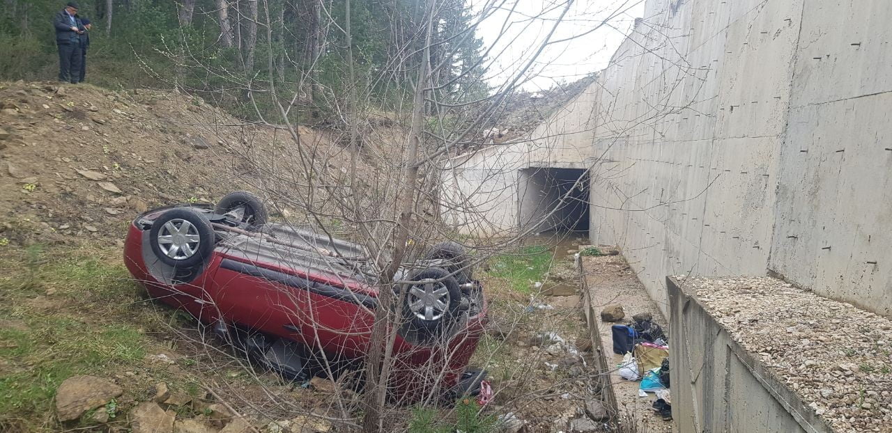 KARABÜK’ÜN EFLANİ İLÇESİNDE MEYDANA GELEN TRAFİK KAZASINDA YOLDAN ÇIKAN OTOMOBİL