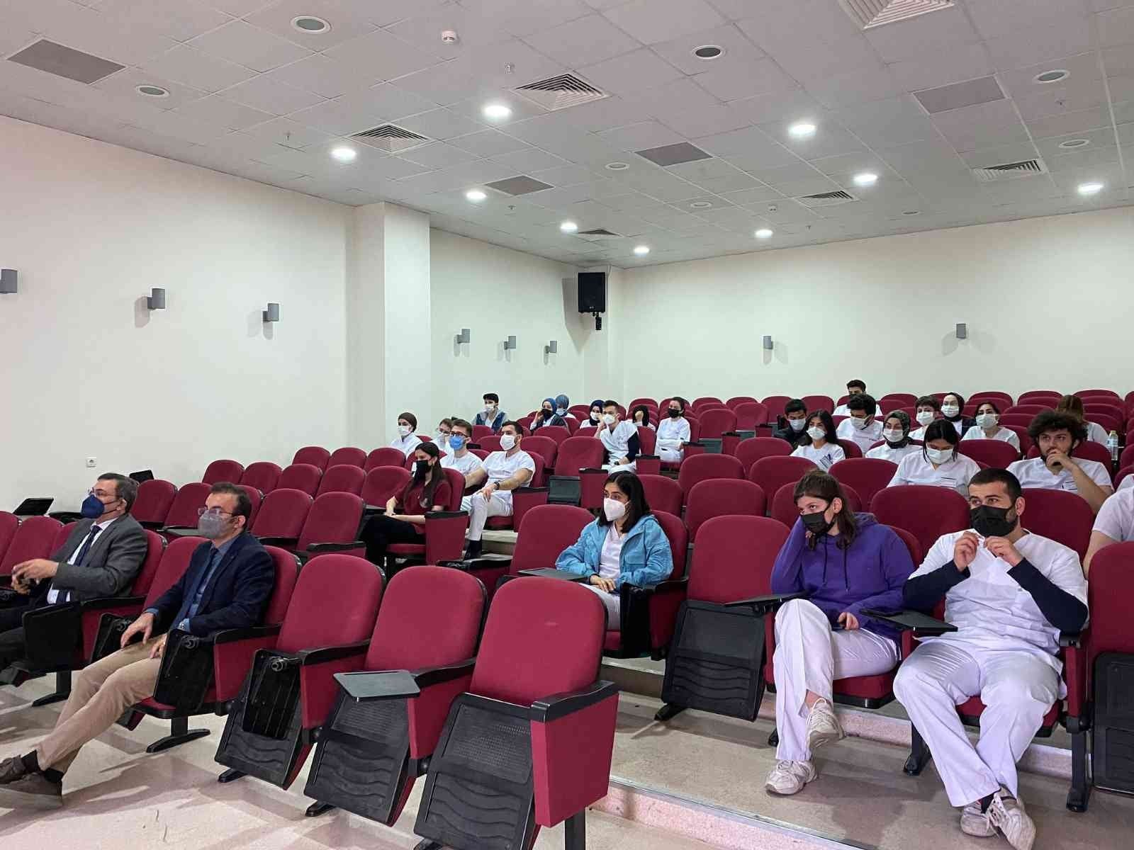 YEŞİLAY TARAFINDAN TÜTÜN BAĞIMLILIĞI KONUSUNDA DİŞ HEKİMLİĞİ FAKÜLTESİ'NDE KONFERANS DÜZENLENDİ.