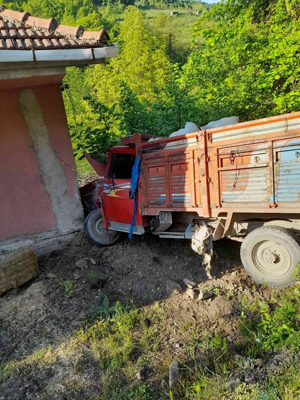 ZONGULDAK’IN BEYCUMA BELDESİNE BAĞLI KARADERE KÖYÜNDE SÜRÜCÜSÜNÜN KONTROLÜNDEN ÇIKAN KAMYONET