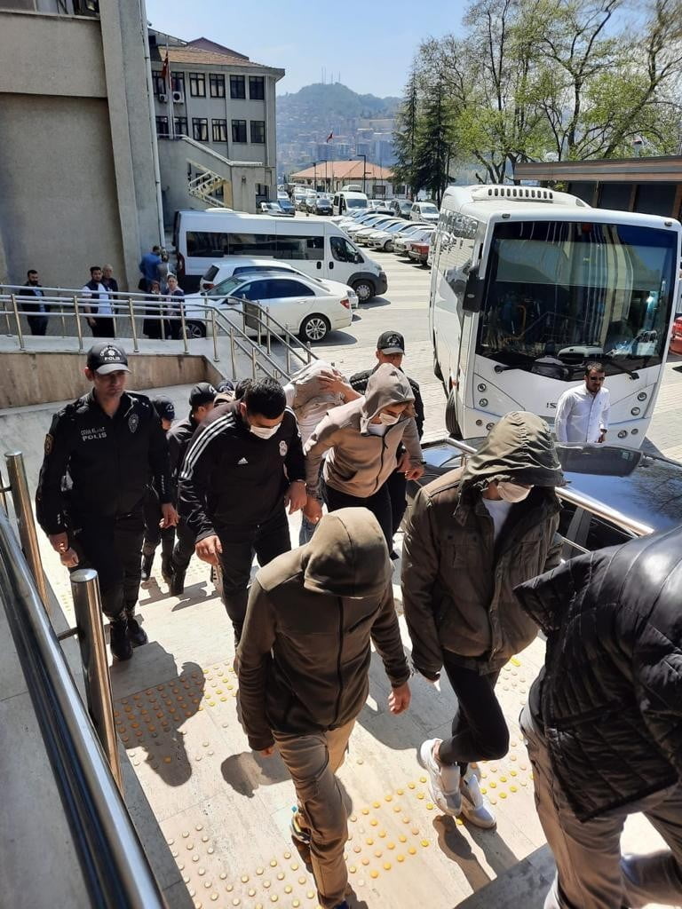 ZONGULDAK'TA YAŞI KÜÇÜK İKİ KIZ ÇOCUĞUNU FUHUŞA TEŞVİK SUÇLAMASIYLA GÖZALTINA