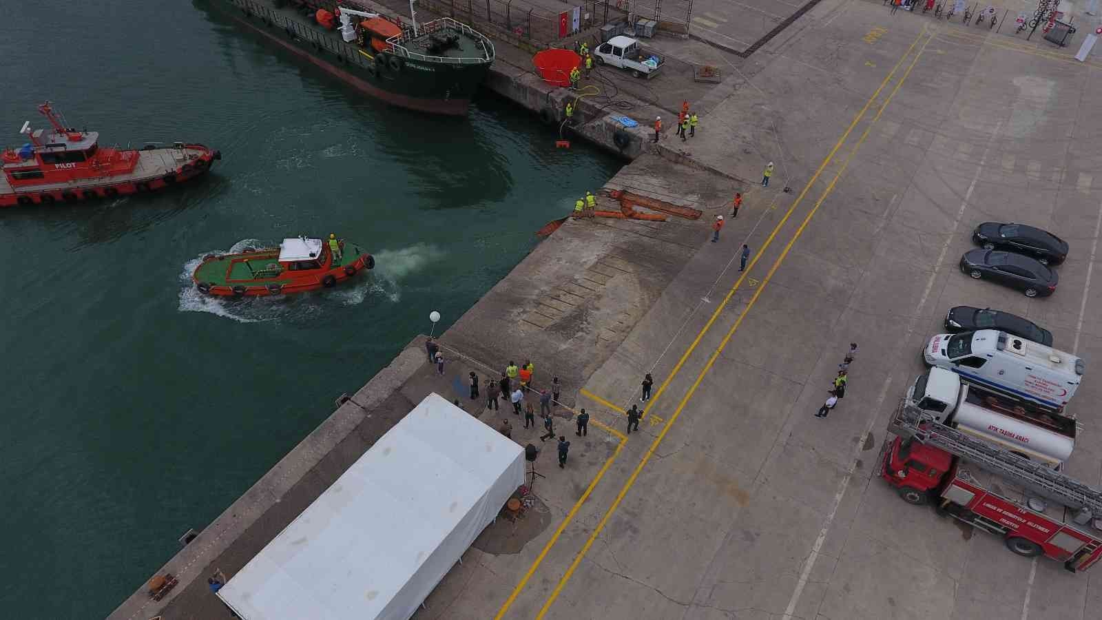 ZONGULDAK'TA BİR GEMİDE YAKIT TRANSFERİ SIRASINDA PATLAYAN HORTUMDAN LİTRELERCE YAKIT