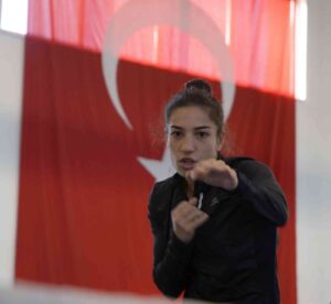 KADIN BOKS MİLLİ TAKIM KADROSUNDA YER ALAN 48 KİLOGRAMDA DÜNYA