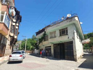 KASTAMONU’DA HONSALAR MAHALLESİ’NDE EŞYA TAŞINMASI SIRASINDA BUZDOLABININ YÜKSEK GERİLİM HATTINA