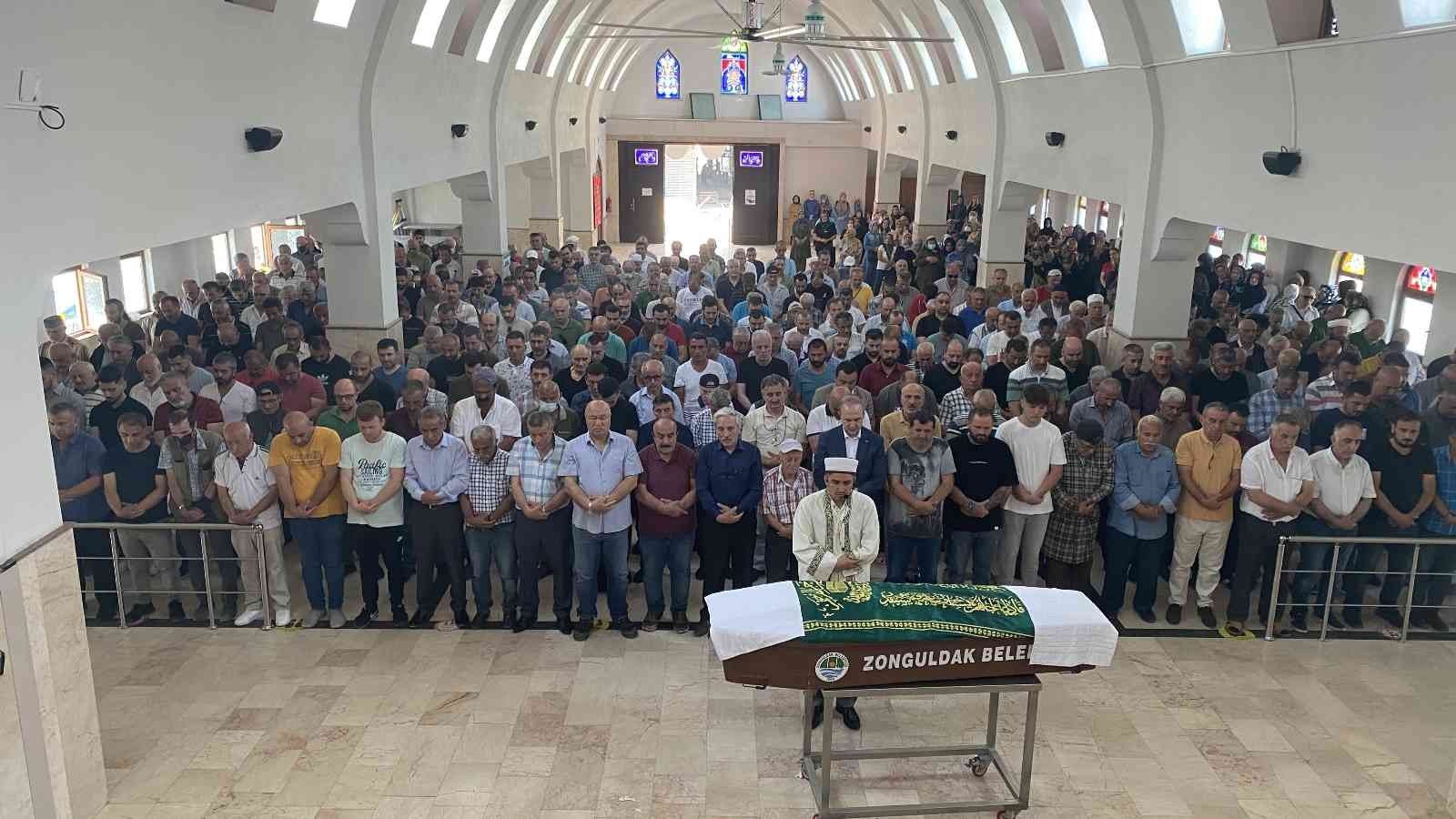 CENAZE TÖRENİNE SEVENLERİ VE ESNAFLAR KATILDI. YAZICI'NIN CENAZESİ ÖĞLEN NAMAZINI