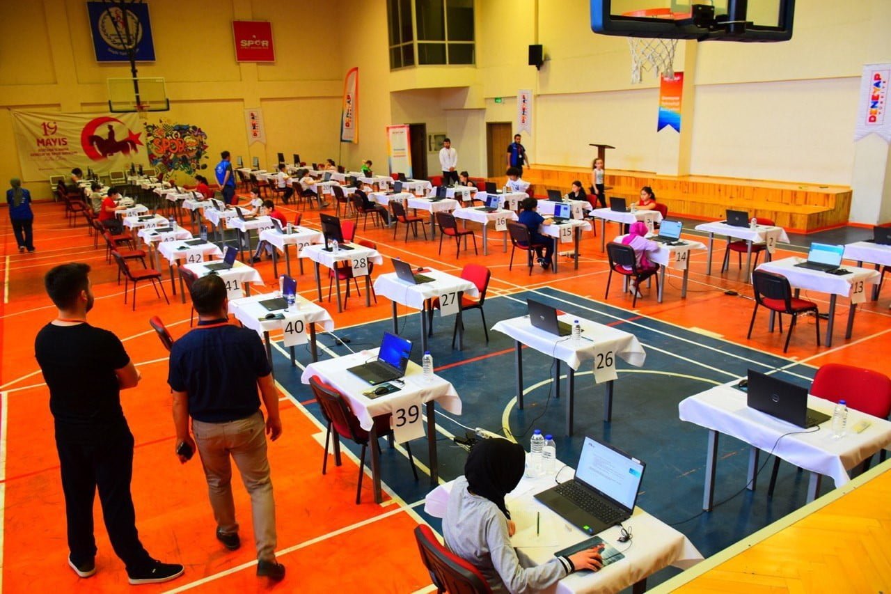 KARABÜK’TE GELECEĞİN TEKNOLOJİ YILDIZI OLMAK İSTEYEN ÖĞRENCİLER DENEYAP TEKNOLOJİ ATÖLYELERİNE