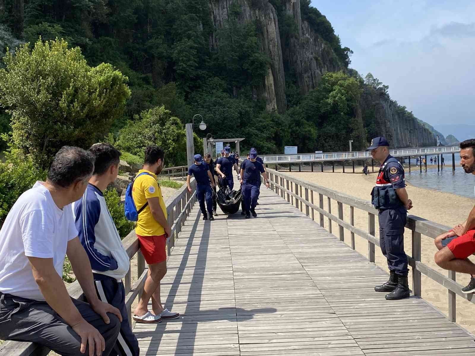 BARTIN’IN GÜZELCEHİSAR SAHİLİNDE SU İÇİNDE ERKEK CESEDİ BULUNDU.