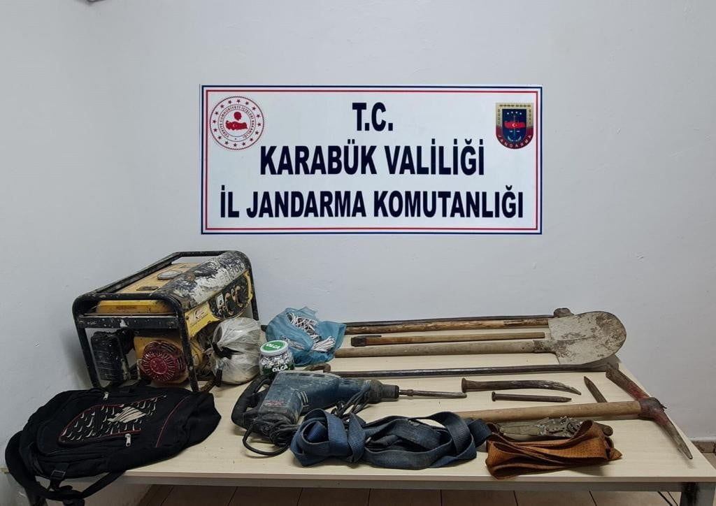 Kaçak kazı yapan 4 kişi suçüstü yakalandı KARABÜK’ÜN YENİCE İLÇESİNDE ORMANLIK ARAZİDE İZİNSİZ KAZI YAPTIĞI TESPİT EDİLEN