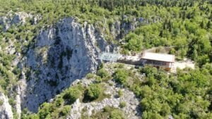 KASTAMONU’NUN AZDAVAY İLÇESİNDEKİ ÇATAK KANYONU’NDA 450 METRE YÜKSEKLİKTE KURULAN CAM