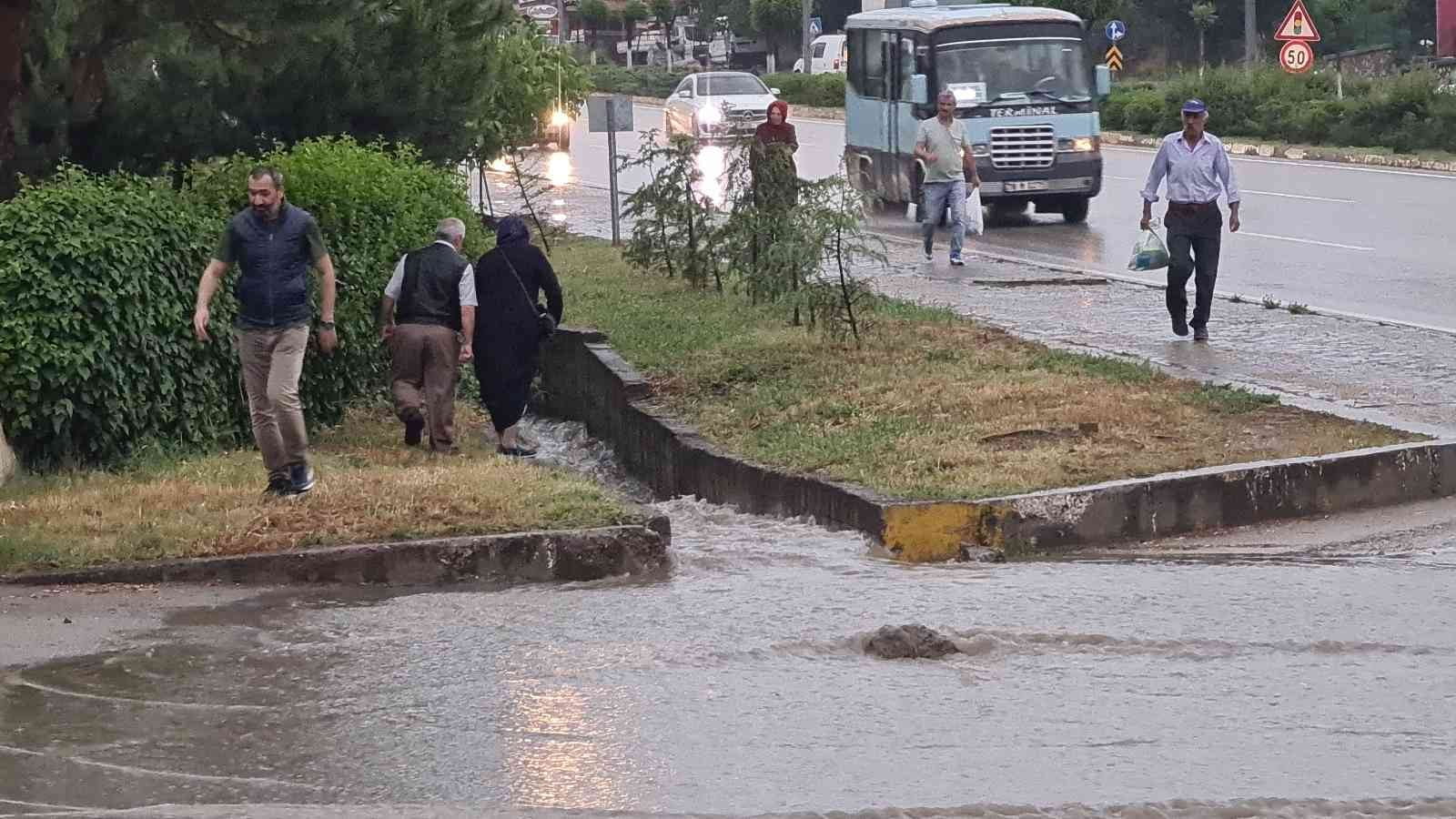 KARABÜK’TE ETKİLİ OLAN SAĞANAK YAĞMUR SONRASI YOLLAR GÖLE DÖNERKEN, ÇIKAN