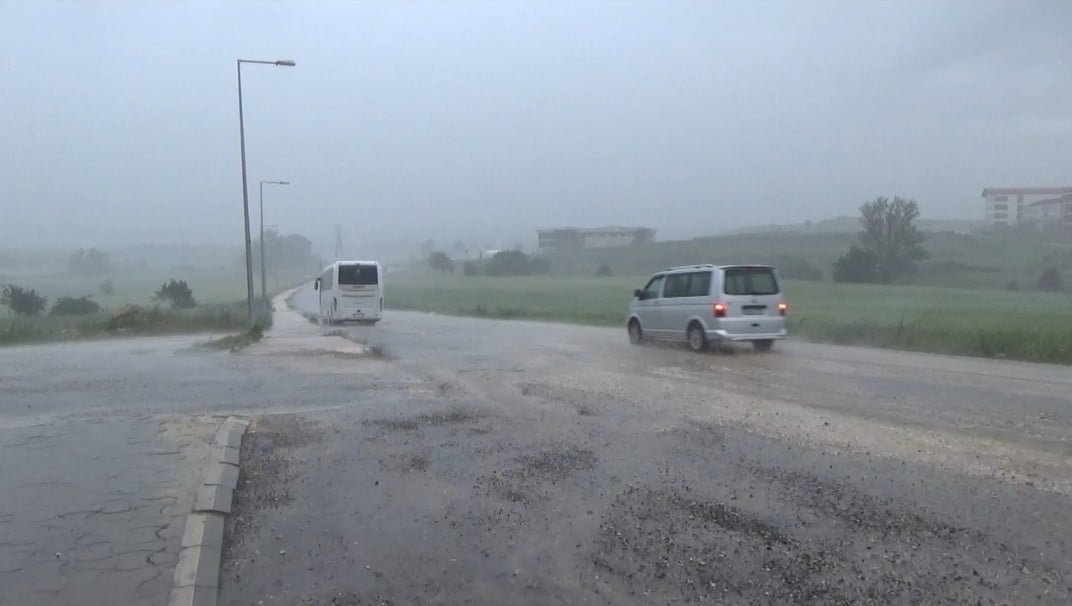 KASTAMONU’DA ETKİLİ OLAN SAĞANAK YAĞIŞ CADDE VE SOKAKLARI GÖLE ÇEVİRDİ.