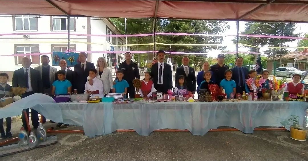 KASTAMONU’NUN DADAY İLÇESİNDE MİRALAY HALİT BEY İLKOKULU ÖĞRENCİLERİNİN ATIK MALZEMELERDEN