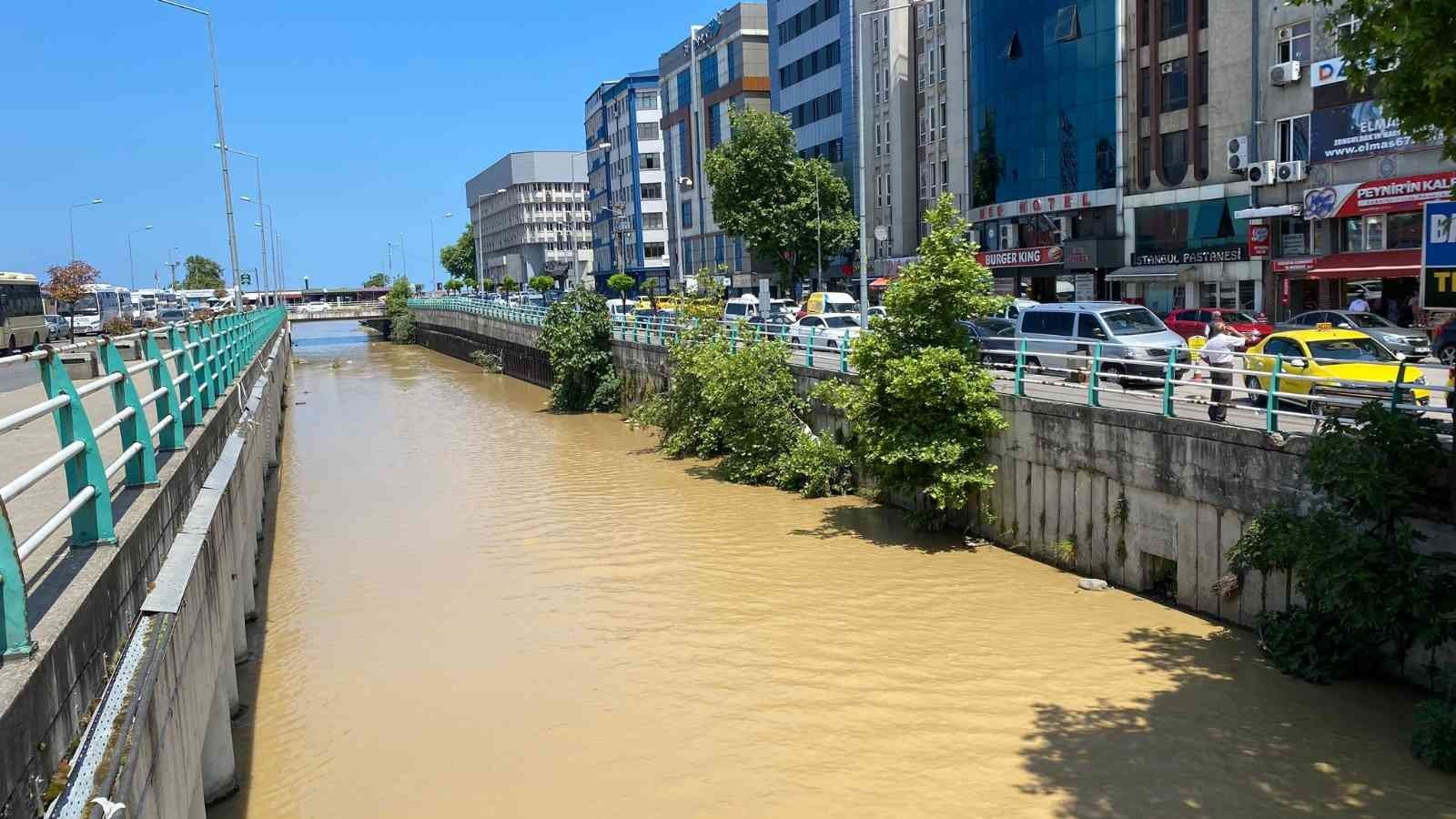 ZONGULDAK’TA GECE SAATLERİNDEN YAĞAN SAĞANAK YAĞIŞ NEDENİYLE KENT MERKEZİNDE Kİ