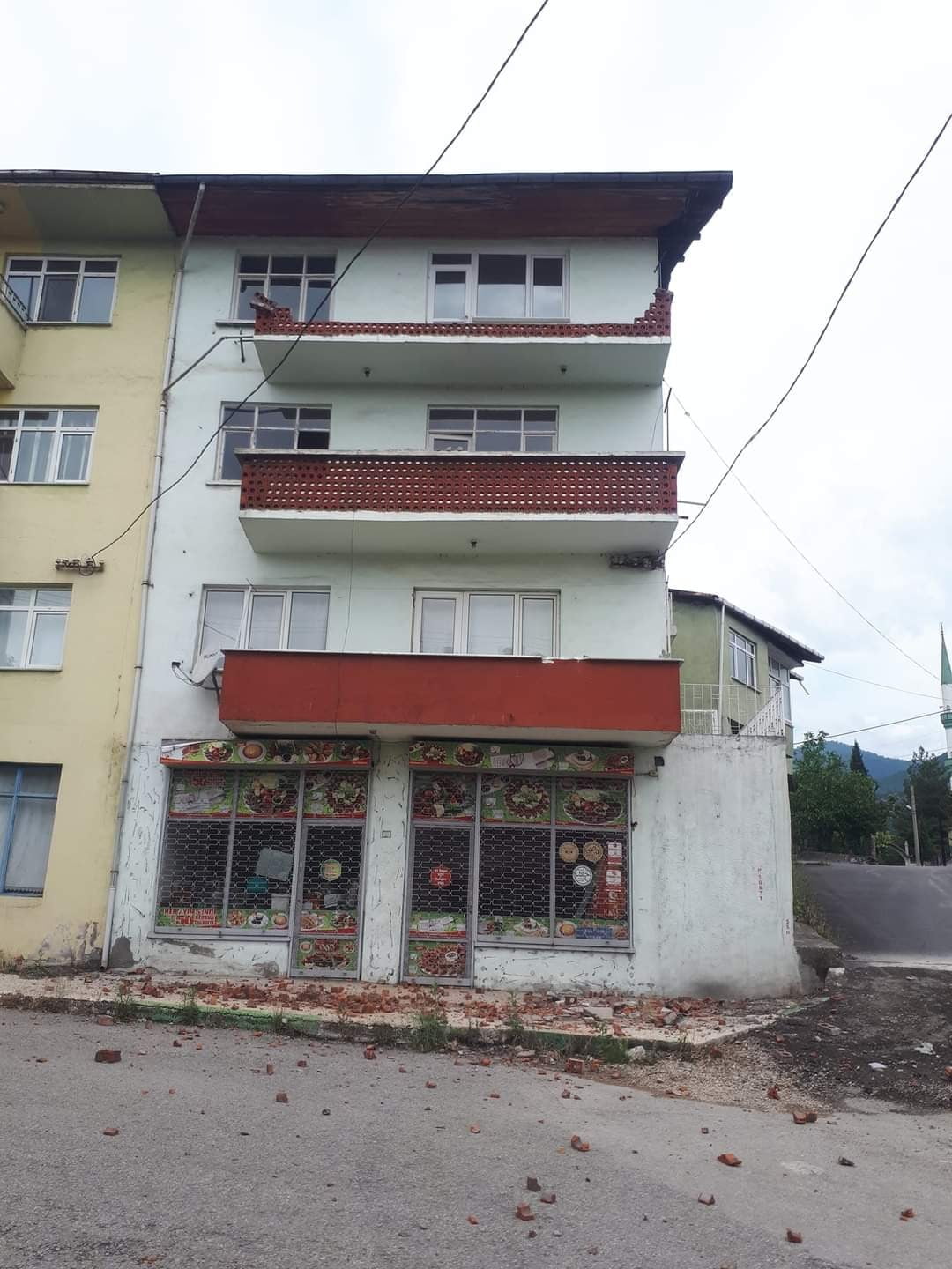 KARABÜK’TE ETKİLİ OLAN KUVVETLİ RÜZGAR NEDENİYLE BİR EVİN BALKON DUVARI