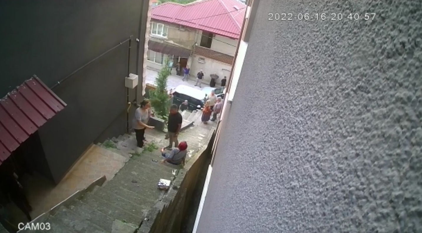 ZONGULDAK'TA ARALARINDA HUSUMET BULUNDUĞU İDDİA EDİLEN YENGESİNİ MERDİVENDE PUSU KURARAK