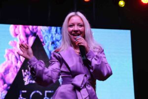 SAFRANBOLU'DA ÖZEL BİR OKULUN MEZUNİYET TÖRENİNDE ÖĞRENCİLER ÜNLÜ ŞARKICI ECE