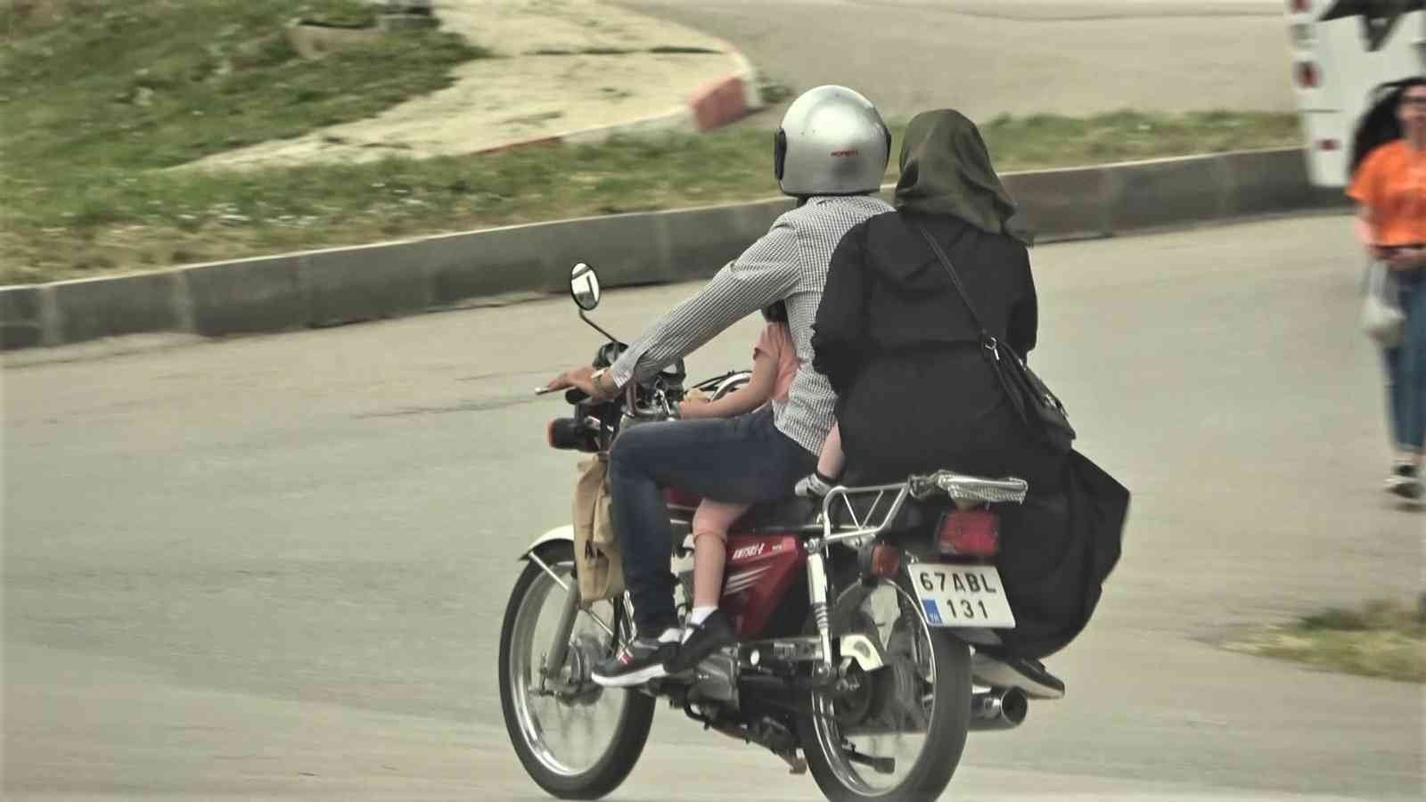 KARABÜK’TE MOTOSİKLET ÜZERİNDE İKİSİ KÜÇÜK ÇOCUK OLMAK ÜZERE 4 KİŞİ