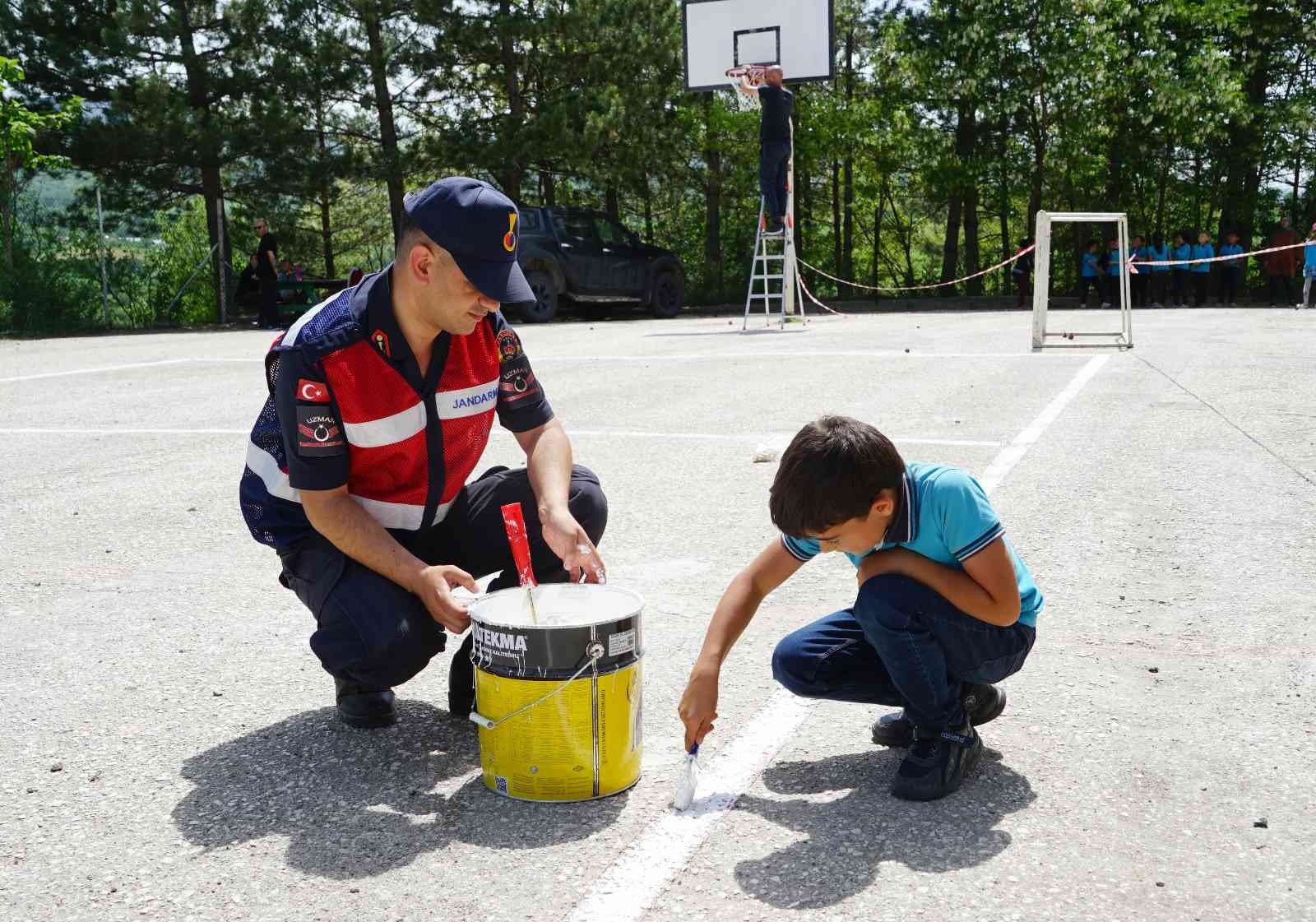 KASTAMONU İL JANDARMA KOMUTANLIĞI EKİPLERİ, KÖY OKULUNDA ÇEVRE TEMİZLİĞİ YAPARAK