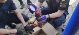 İSTANBUL’DAN KASTAMONU’YA GÖNDERİLEN KARGO PAKETİNİN İÇERİSİNDE BULUNAN SALÇA KAVANOZUNA KONULMUŞ