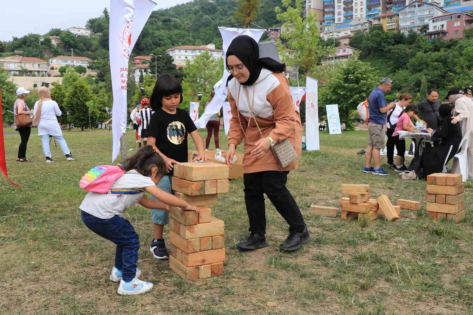 ZONGULDAK'TA ÇEVRE HAFTASI DOLAYISIYLA DÜZENLENEN ŞENLİKLER BÜYÜK İLGİ GÖRDÜ. 7'DEN
