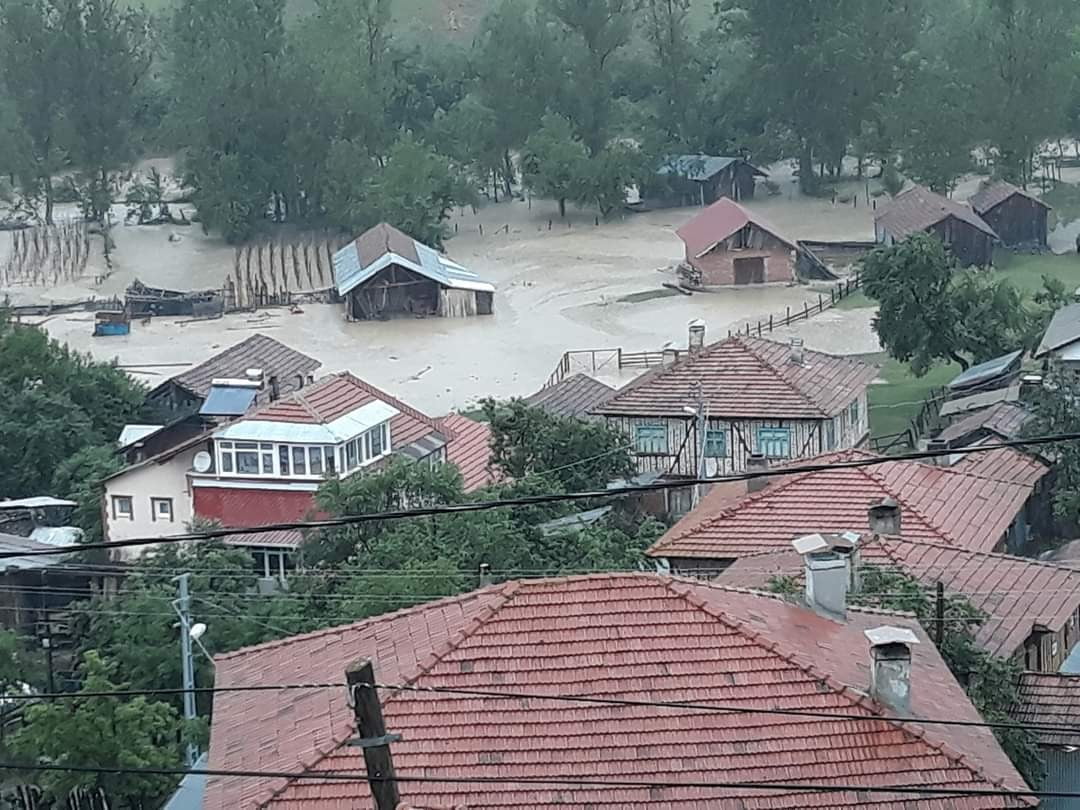 KASTAMONU’NUN DADAY İLÇESİNDE ŞİDDETLİ SAĞANAK YAĞIŞ SONRASI BAZI EVLERİ SEL