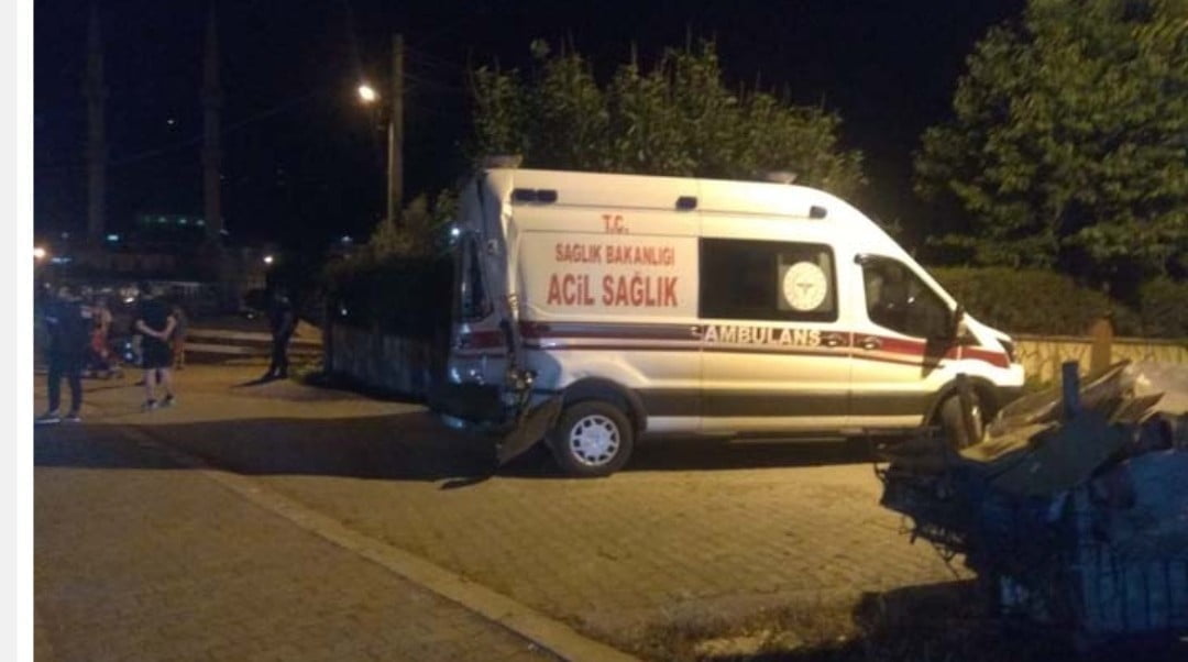 VAKAYA GİSEN İKİ AMBULANS ÖNÜNE ÇIKAN KÖPEKLERE ÇARPMAMAK İCİN KAZA