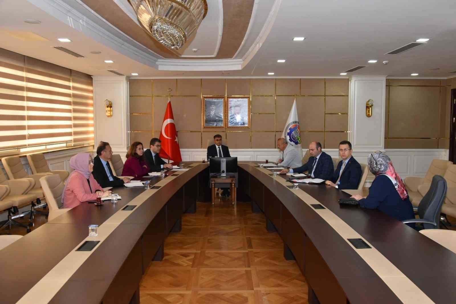 Vali Gürel başkanlığındaki Halk Günü Toplantıları devam ediyor VATANDAŞLARIN İSTEK, ŞİKÂYET VE ÖNERİLERİNİ DİLE GETİRDİKLERİ HALK GÜNÜ TOPLANTILARI