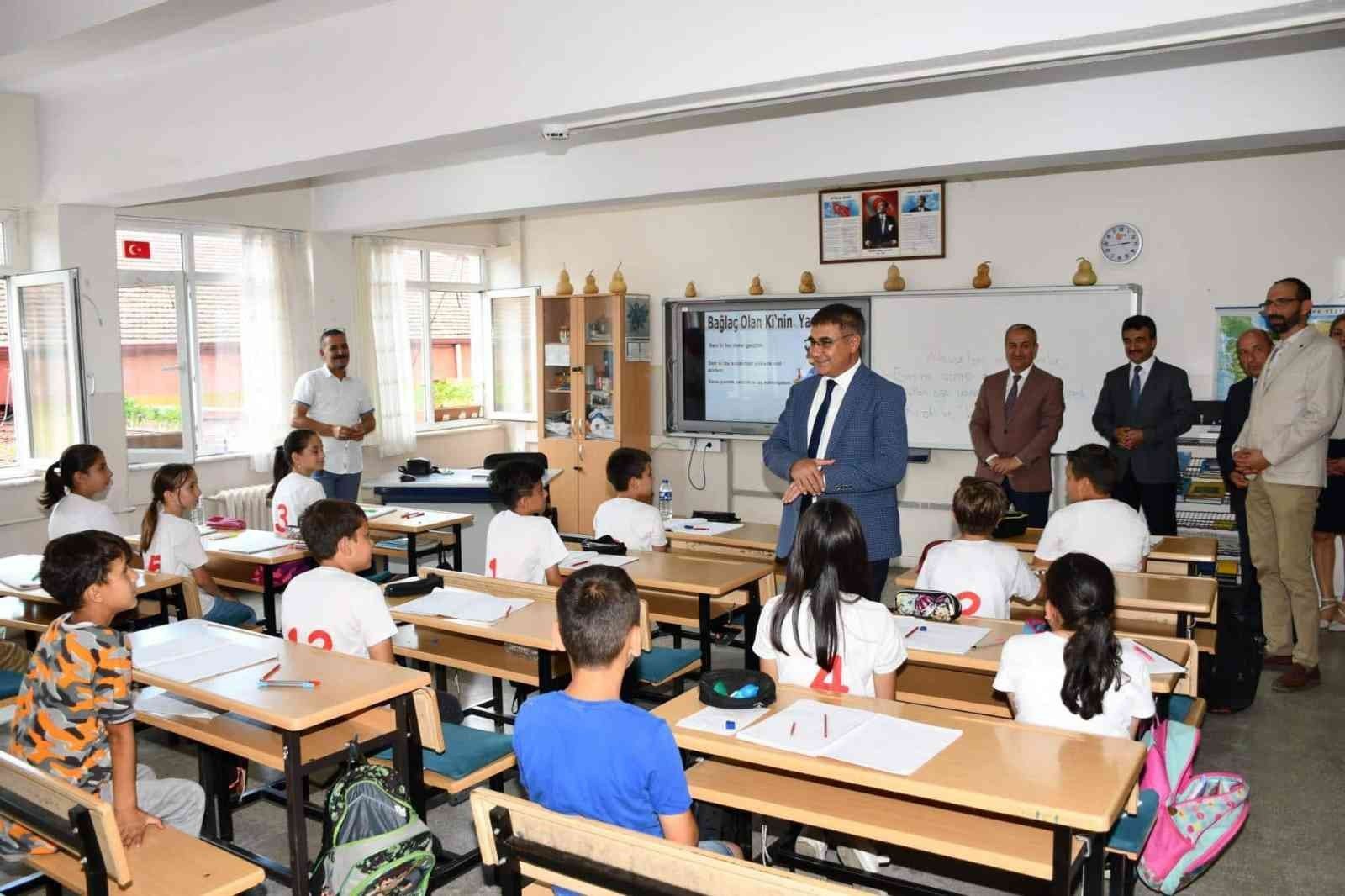 KARABÜK VALİSİ FUAT GÜREL, ÇOCUK HAKLARI İL KOMİTESİ SAZ KOROSUNDA