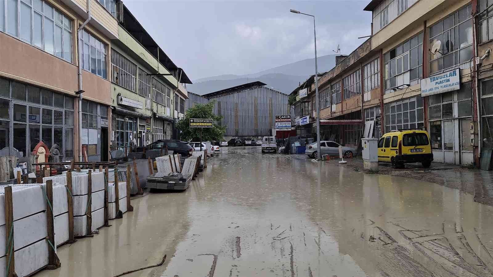 KARABÜK’TE ETKİLİ OLAN SAĞANAK YAĞMURUN ARDINDAN SU BASAN BAZI EV
