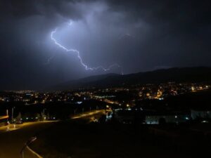 KARABÜK VE BARTIN'DA ETKİLİ OLAN RÜZGARIN ARDINDAN GÖK GÜRÜLTÜLÜ ŞİMŞEKLER