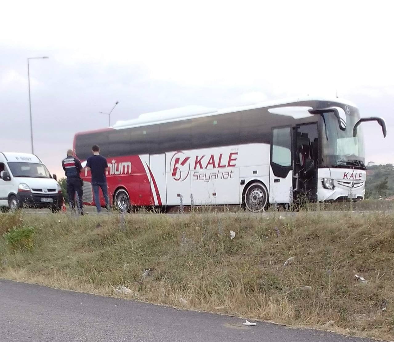 ZONGULDAK’IN ÇAYCUMA İLÇESİNDE YOLCU OTOBÜSÜNÜN ÇARPTIĞI GENÇ KIZ KALDIRILDIĞI HASTANEDE