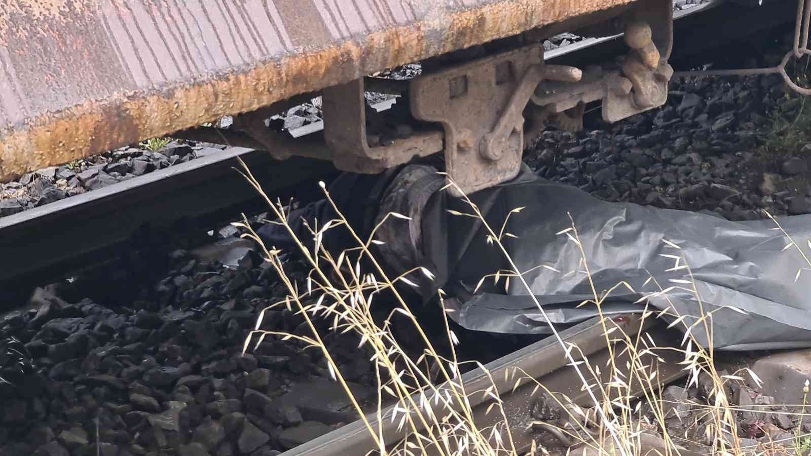 KARABÜK’TE HEMZEMİN GEÇİTTE YÜK TRENİNİN ALTINDA KALAN VATANDAŞ HAYATINI KAYBETTİ.