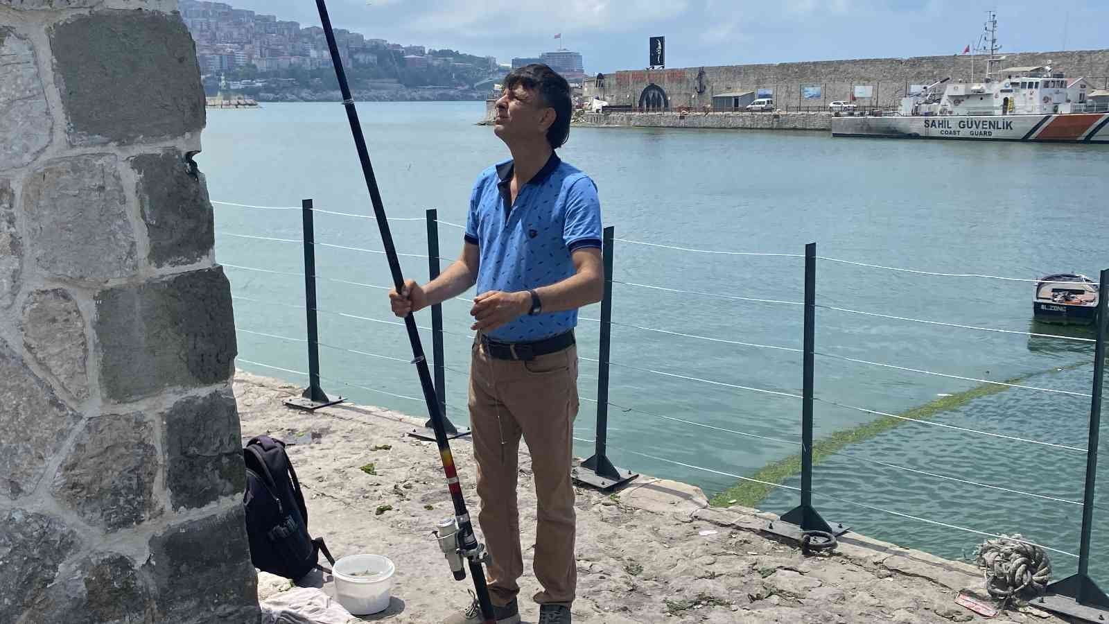 ZONGULDAK’TA YUNUSLARIN KOVALADIĞI, YÜZLERCE İSTAVRİT LİMANA SIKIŞTI. BAZI VATANDAŞLAR ELLERİNE