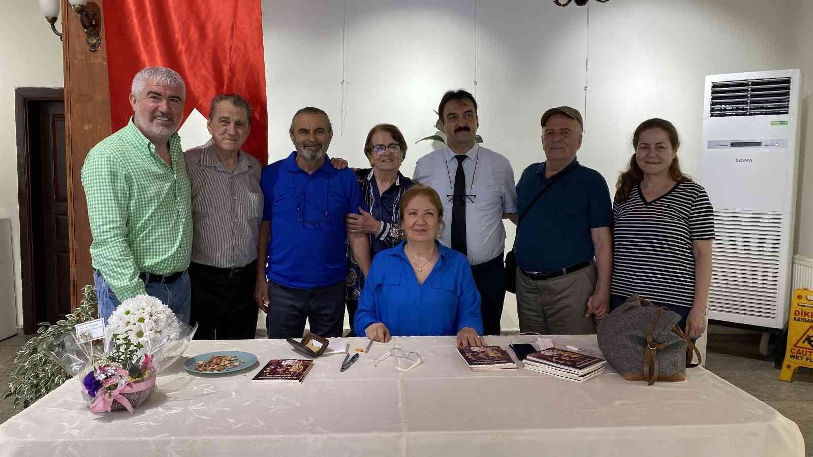 ZONGULDAKLI YAZAR ŞÜKRAN BALEKOĞLU YAMAK, İMZA GÜNÜNDE HAYRANLARIYLA BULUŞTU.