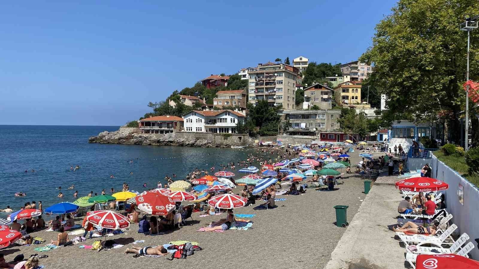 ZONGULDAK’TA SICAK HAVAYI VE HAFTA SONUNU FIRSAT BİLEN YÜZLERCE VATANDAŞLAR